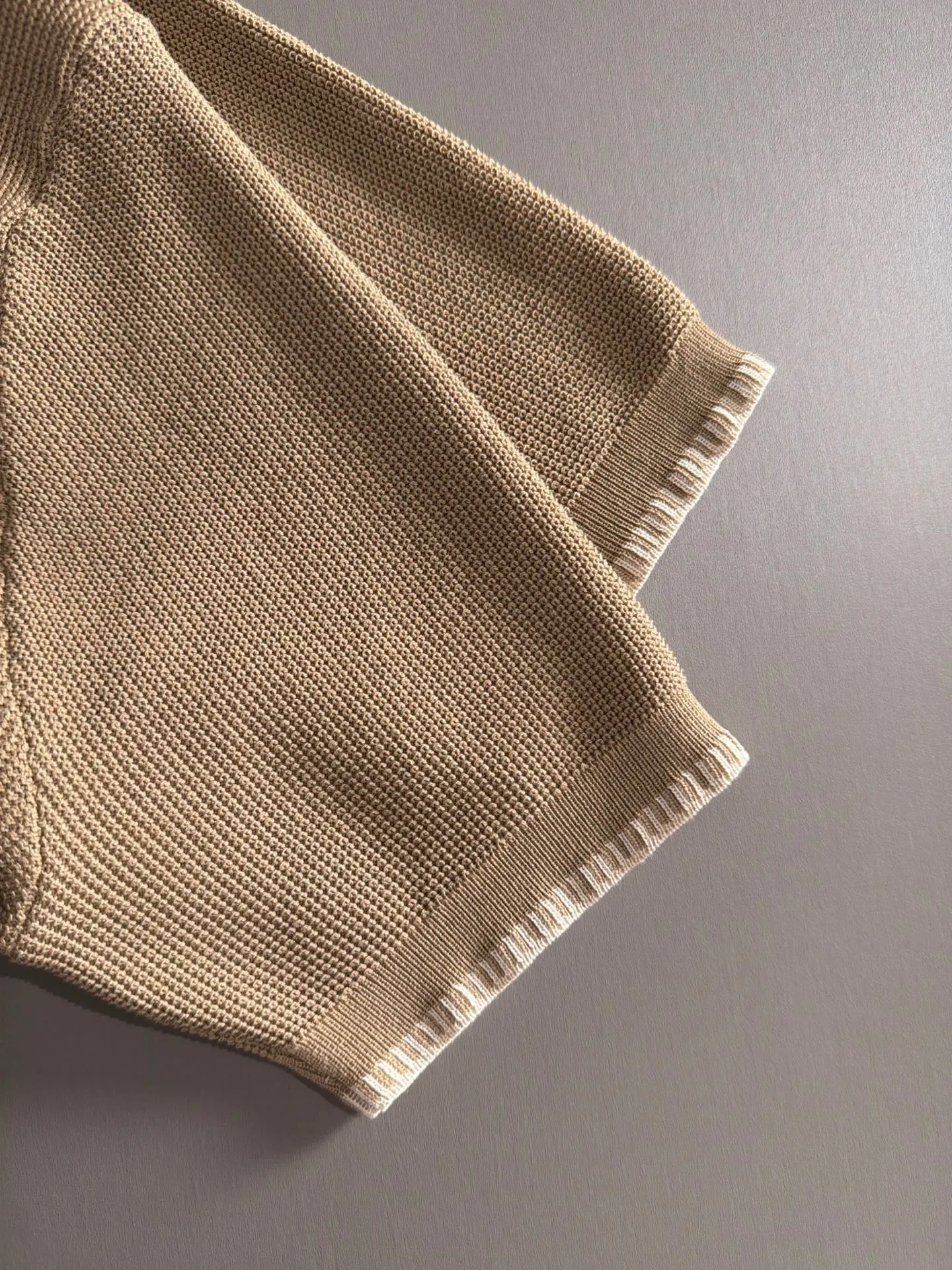 LP high quality 26ss New Arrival men's knitted short-sleeved T-shirt is made of combed cotton yarn knitted cotton fabric, no pressure when entering and exiting the counter. Exclusive control of raw materials. It feels substantial when weighed, and the upper body is more textured than ordinary T-shirts. This texture can cope with the weather easily and is suitable for both hot and cold! Designed for a loose fit. Size: M to 4XL
